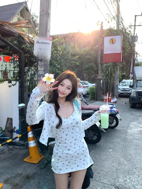 小花柄長袖カーディガンとキャミソールワンピースの春コーデ（セットアップ対応）