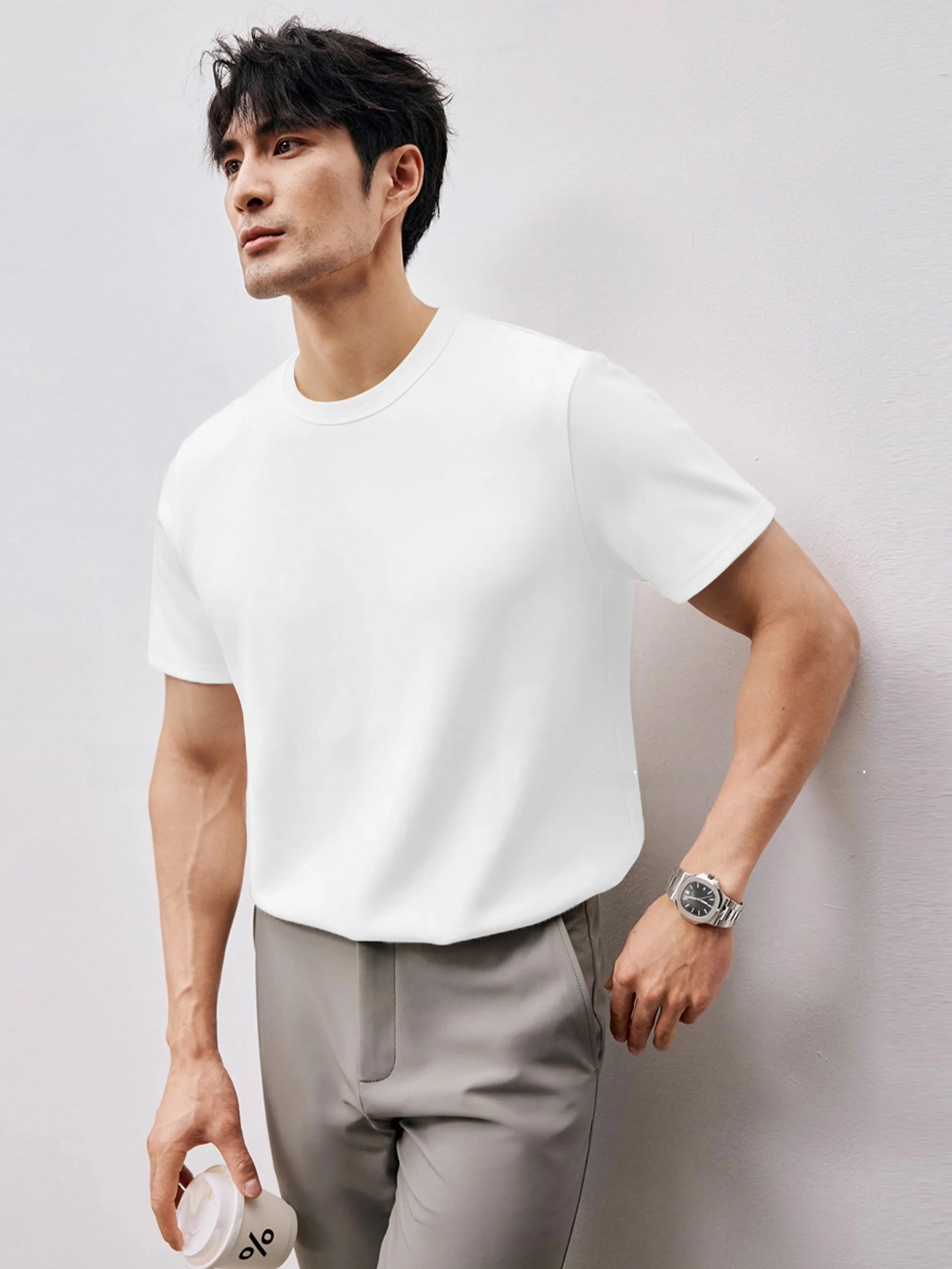 シンプルな男性コーデに悩むなら、夏の1枚としてどう選ぶ？