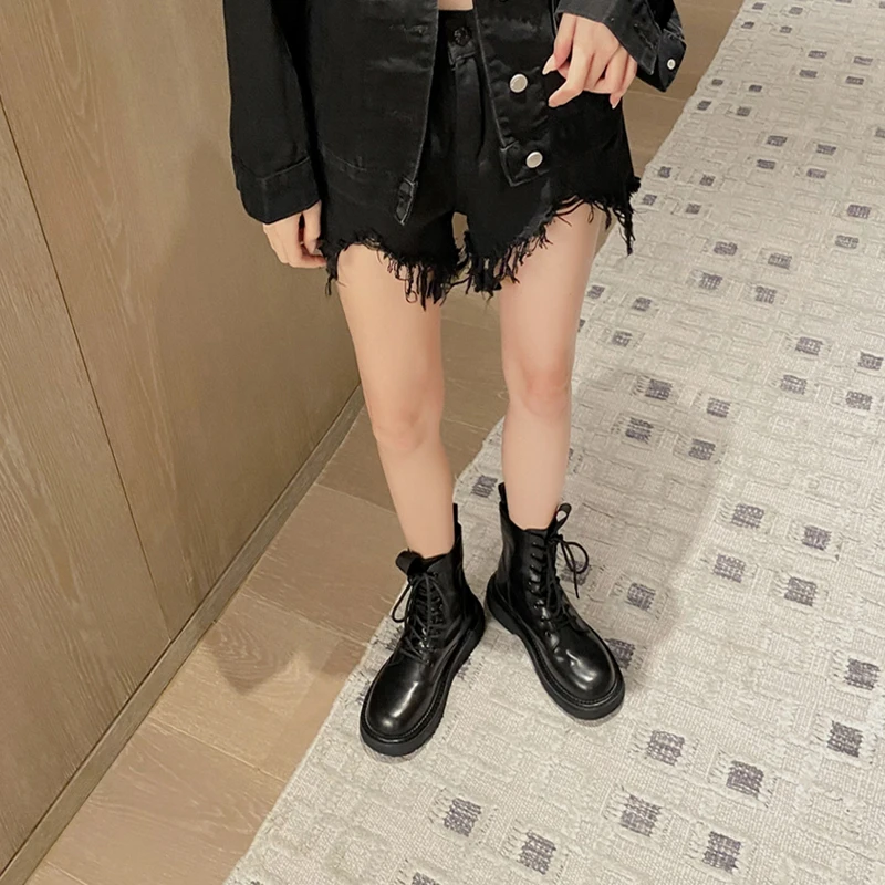黒いブーツと茶色のブーツ、どちらが冬に最適？実際の生活で感じた違いを解説