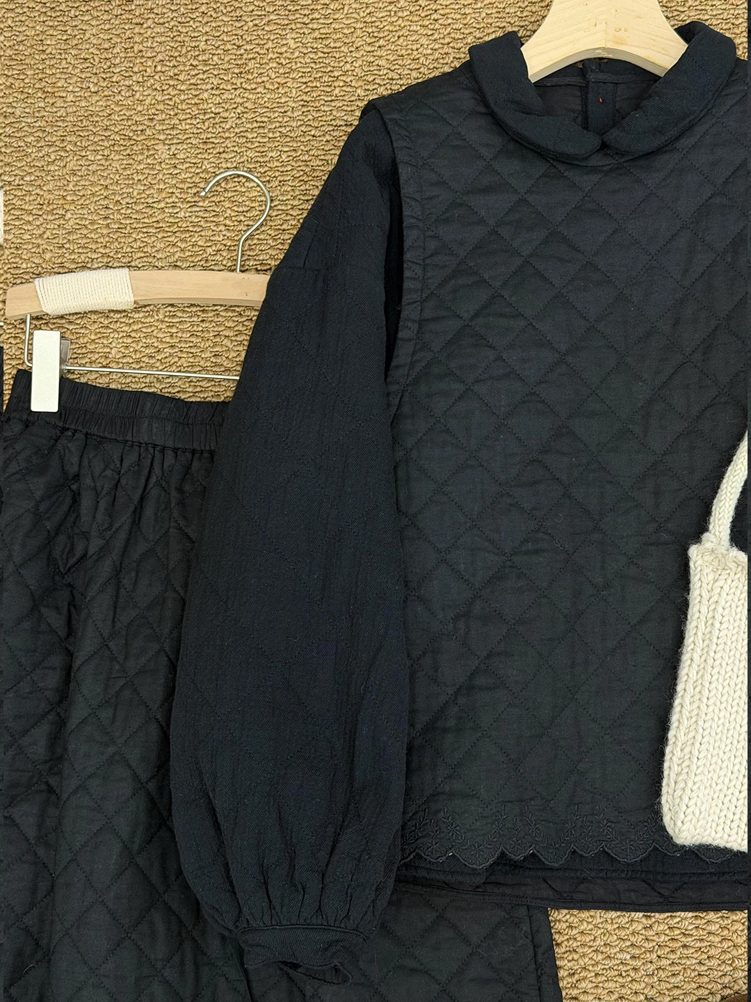 49日の服と4月半ばのファッション：チェック柄2点セットの実用性と季節適性を検証