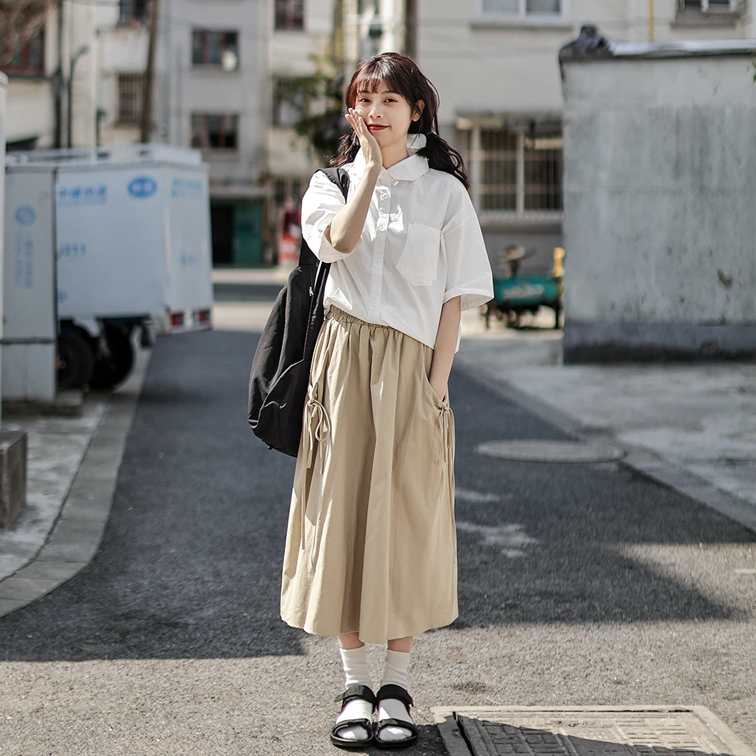 オフィスカジュアルの春夏にぴったりな1着は？日本風のゆったりシャツが解決する理由