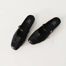 レザー製 フレンチスタイルのスクエアトゥ太ヒールミュールサンダル【外出用・軽量デザイン】