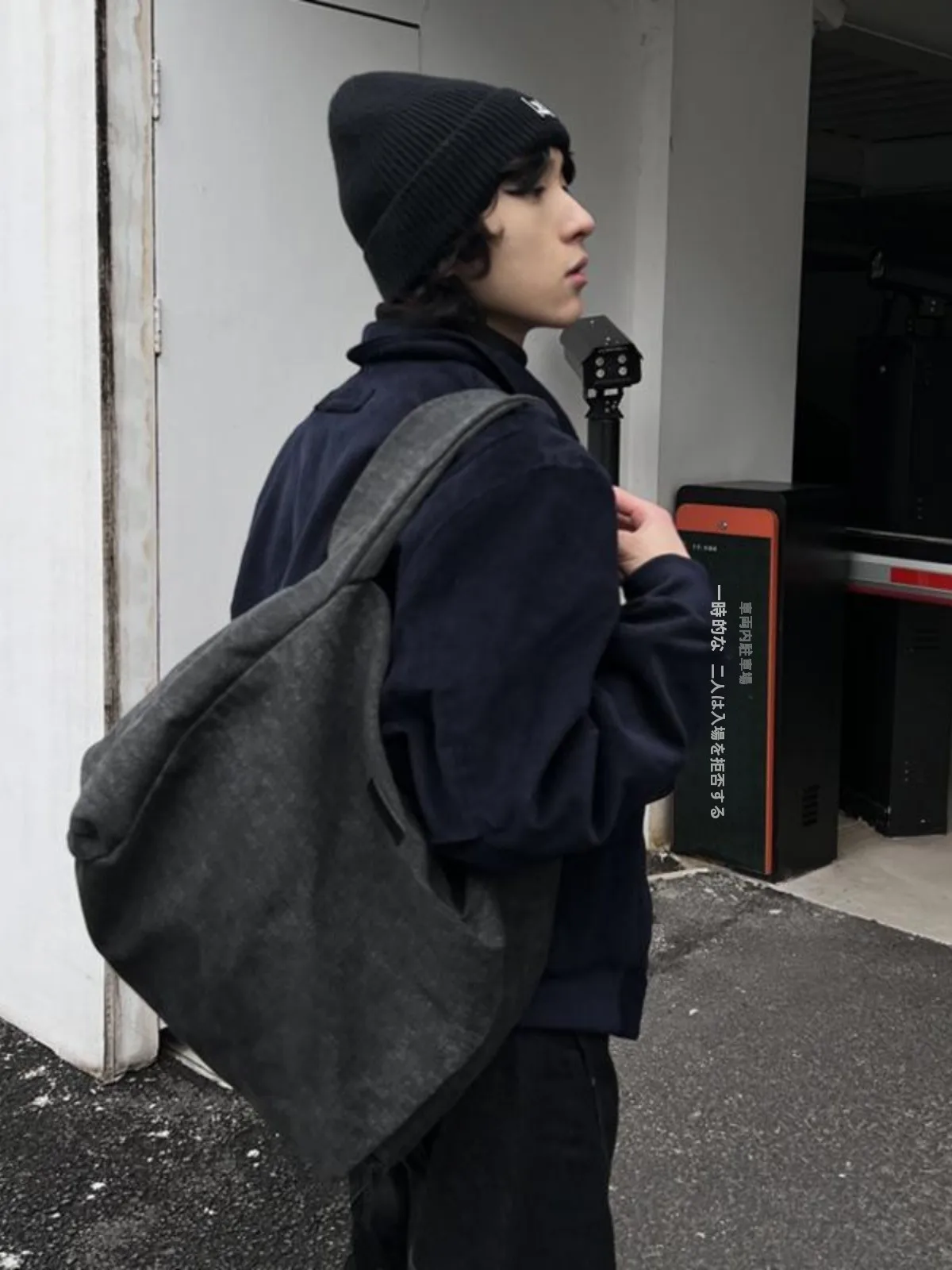 カジュアルキャンバストートバッグ：大容量で通勤・買い物に最適な男性向けアイテム