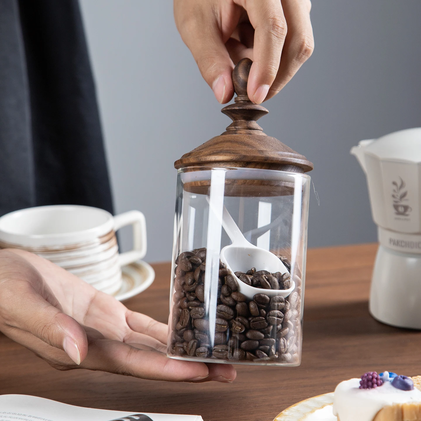 エスプレッソ豆をどう選ぶ？黒胡桃の容器がもたらす、コーヒーの「香りの時間」