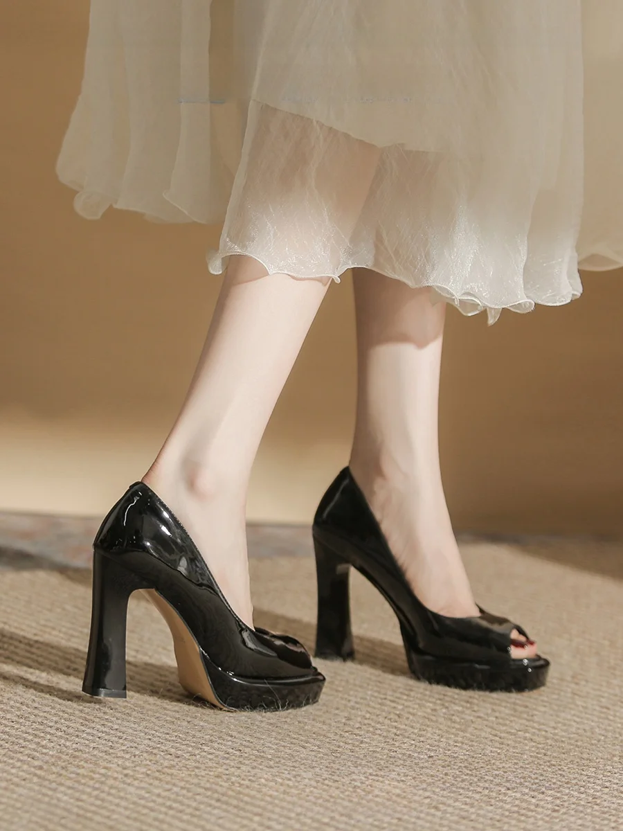 高ヒールパンプスが足に負担をかけるのはなぜ？ケフィマンの防水台ハイヒールが解決するリアルな使い方とは