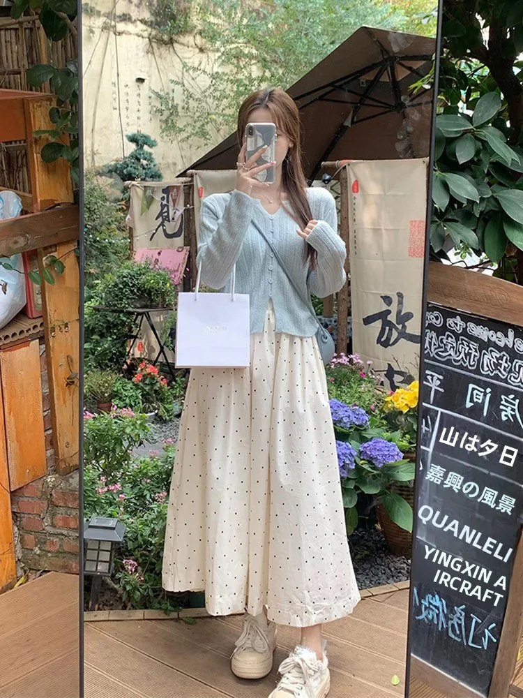 白ドットデザインのAラインスカート：中長丈で梨型体型に最適な夏用通勤スタイル