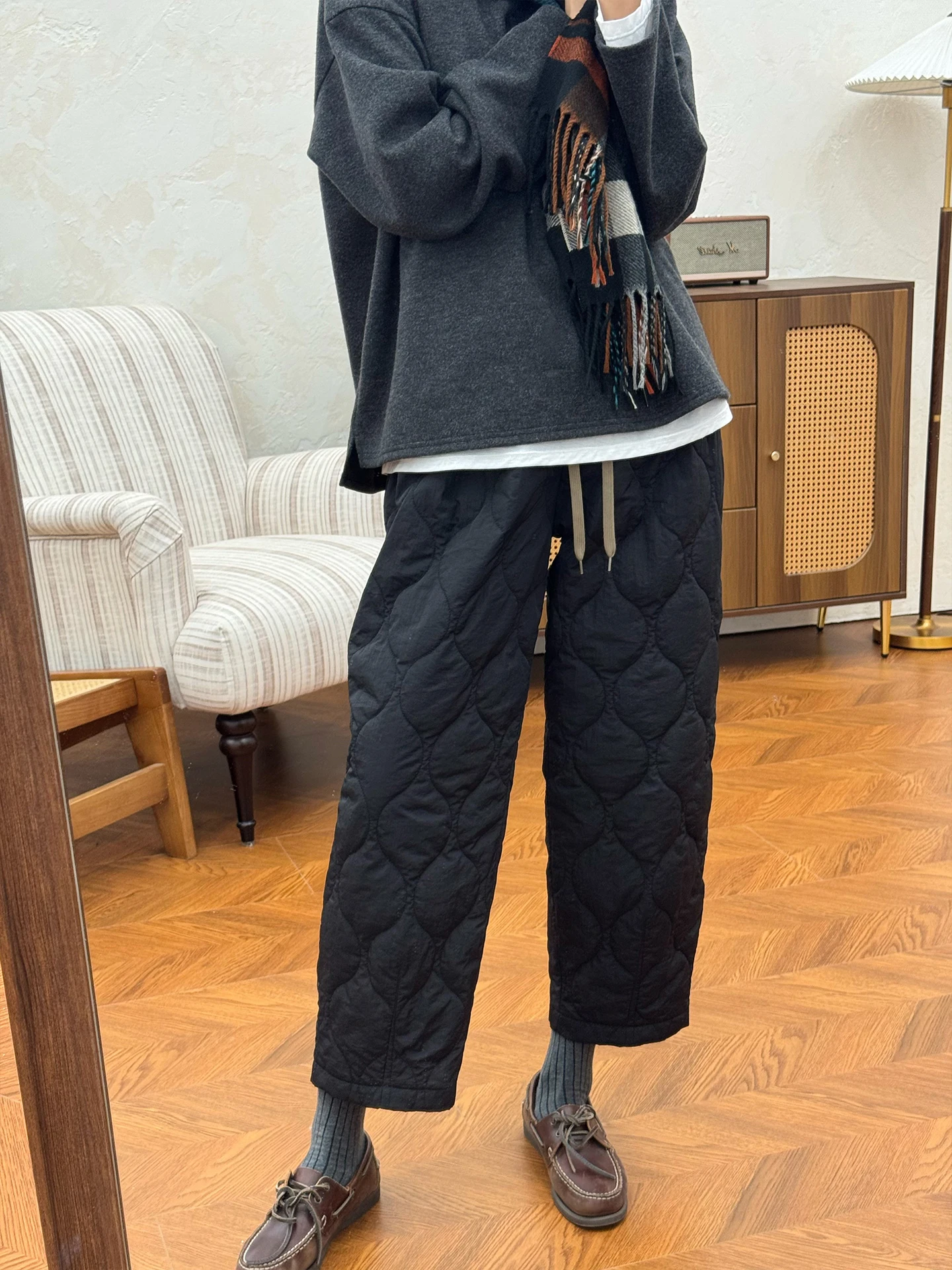40代のジーパンコーデに合うトップスは？黒のダイヤモンドキルティングパンツが解決するリアルな着こなし
