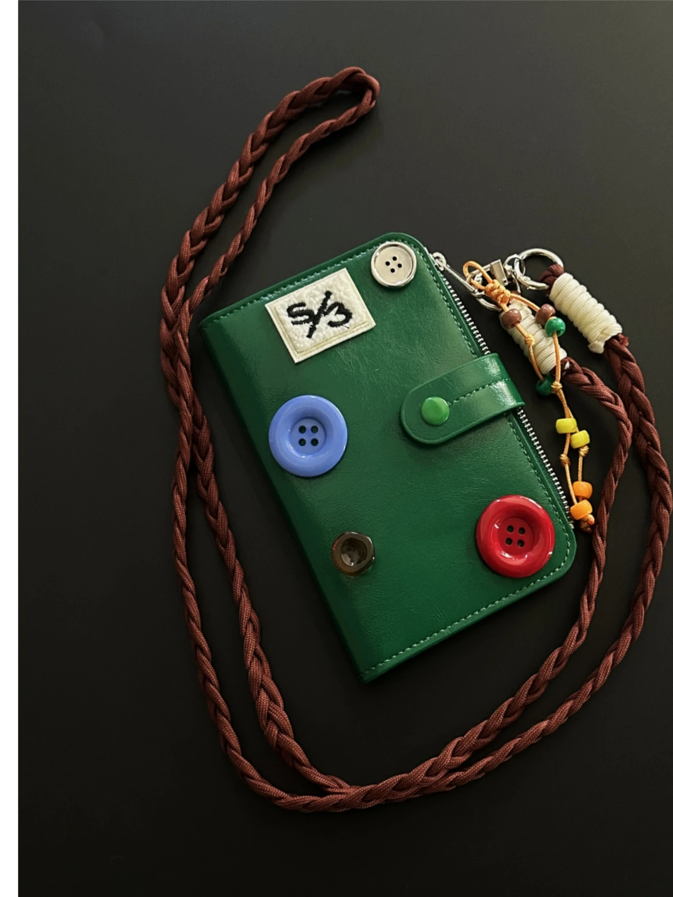 デザイン性の高い革製斜め掛けカードケース：赤と緑のパスポート収納モデルを徹底解説