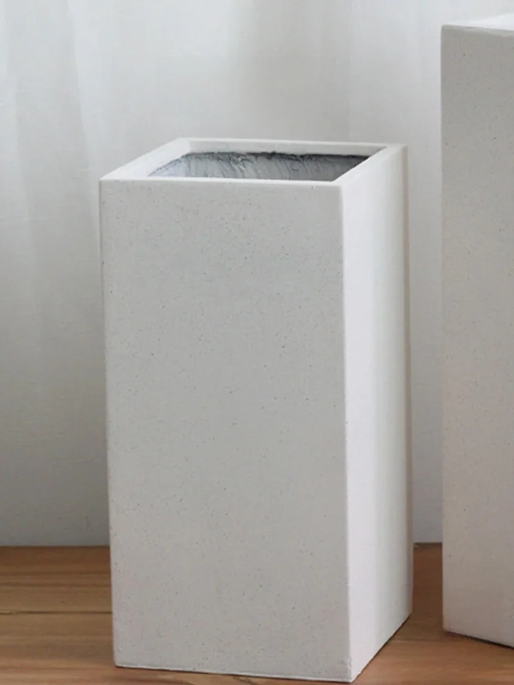 ほったらかしで毎年咲く花を育てるための屋外用フラワーポット