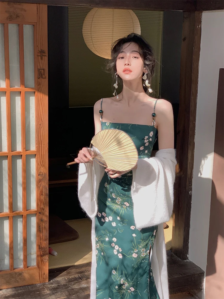 20歳の女性にぴったりな春夏のキャミソールワンピース：フラワープリントとタイトフィットの実用性