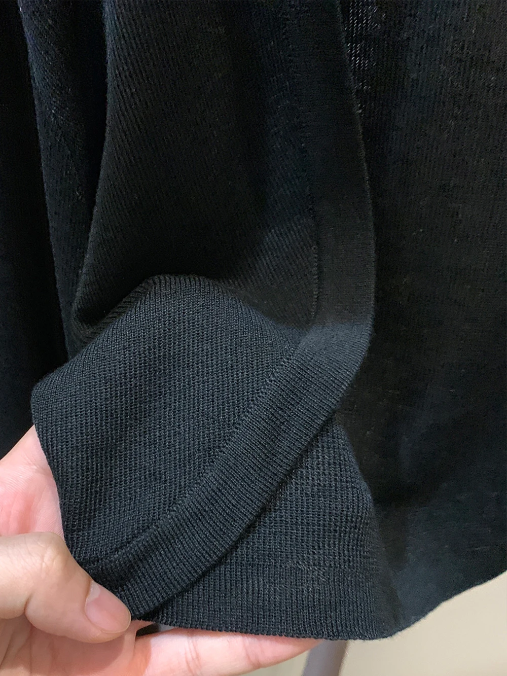 黒の天絲製薄手UVカットカーディガン：夏用ショート丈の通勤スタイルに最適
