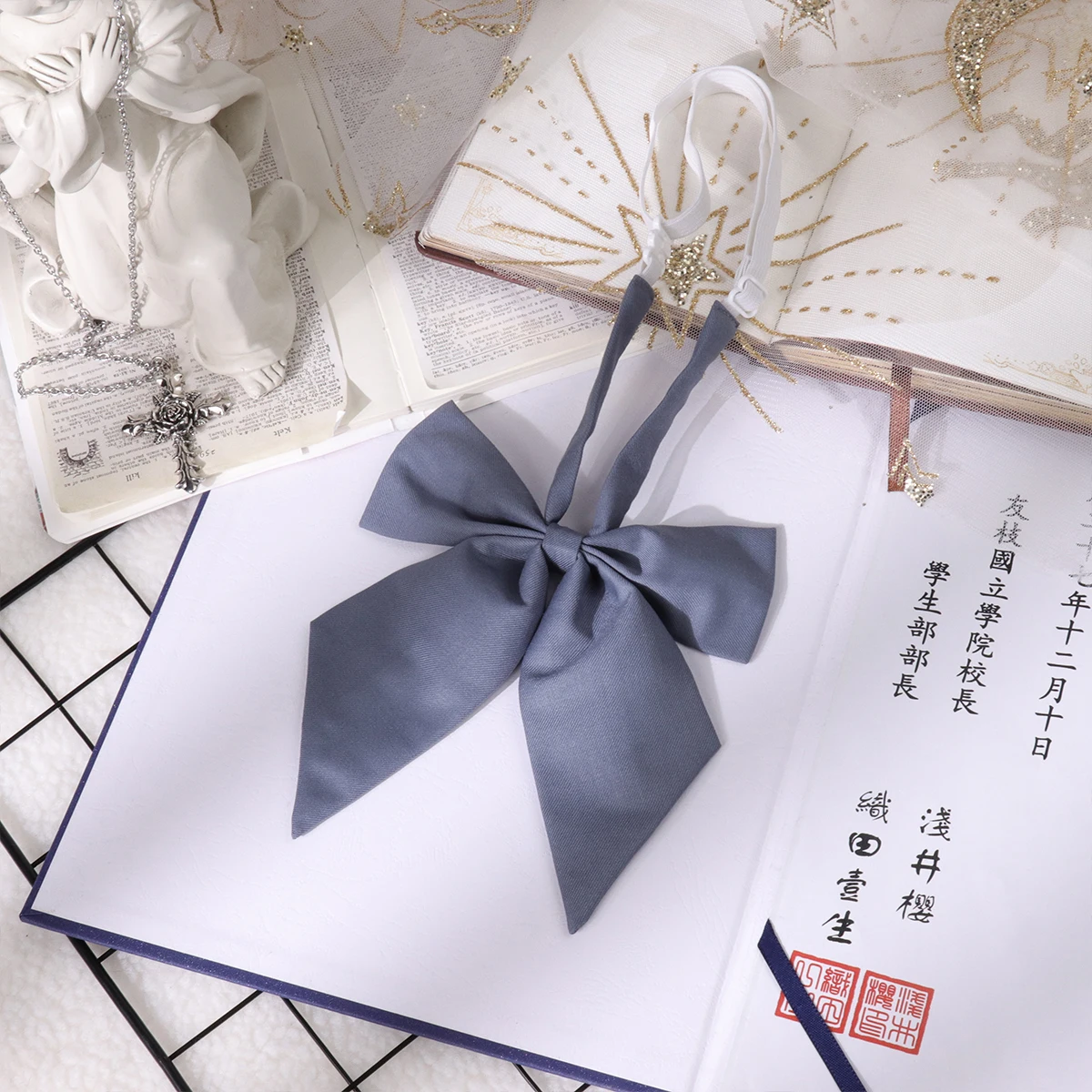 入学式のコサージュは赤・青・白で迷う？本当の選び方とマナーを解説