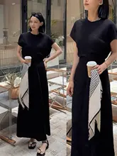 シンプルなドレープデザインの黒いワンピース【エレガントなシルエット・ウエストマーク】