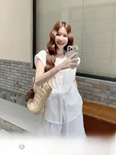 普段使いに最適な薄手の白いシャツ【カジュアル・ショートパンツ・夏用】（セットアップ対応）