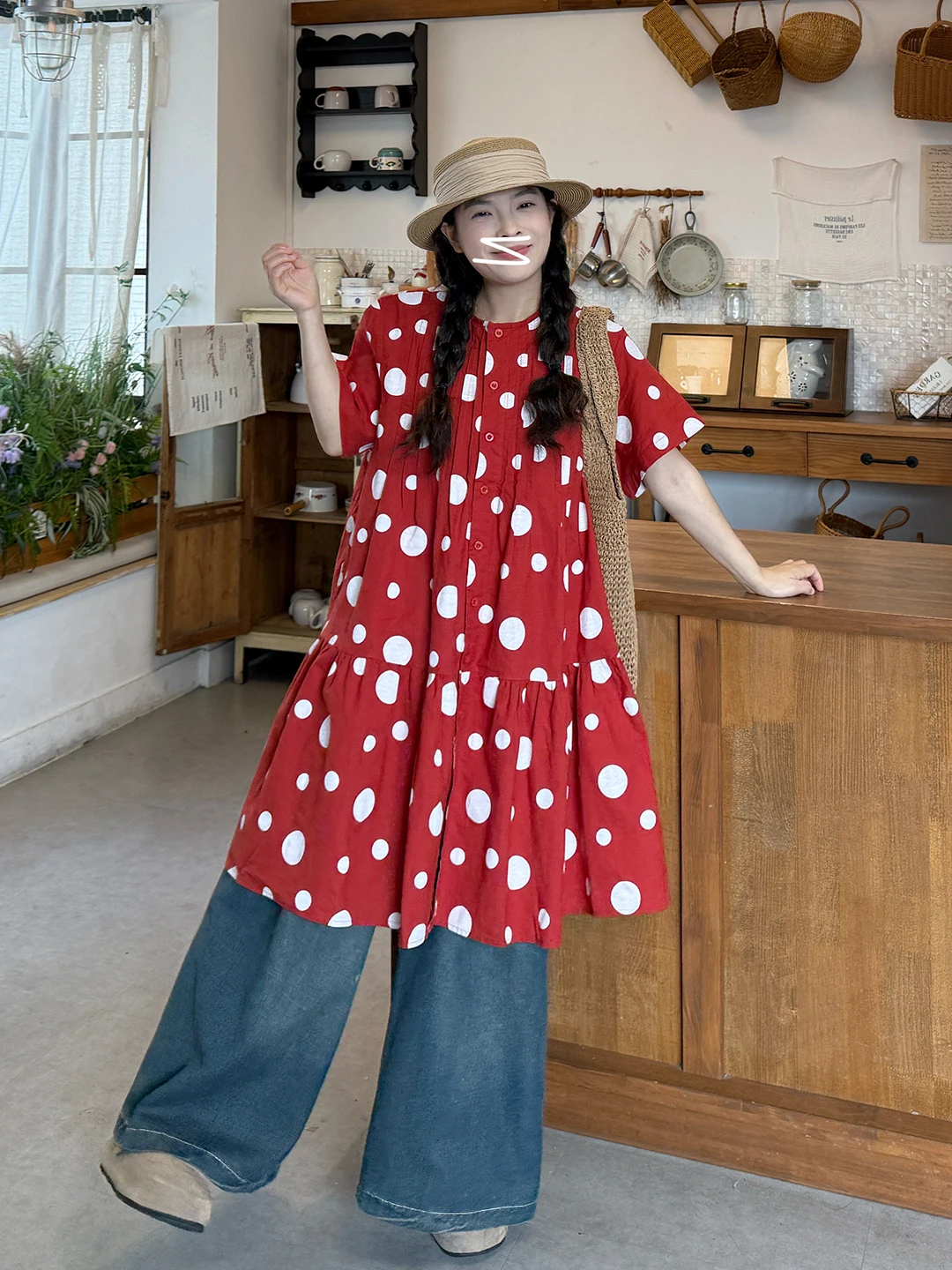 赤いドット柄シャツワンピースとデニムパンツセット：オールインワンレディースの実用性と着こなしのバランス