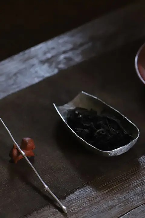 手作り純スズ製 不規則なデザインの茶則【レトロハンマートーン・茶道用】