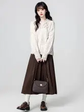 オートミールカラーのラウンドネックニットトップス【レースパッチワーク・秋冬用】