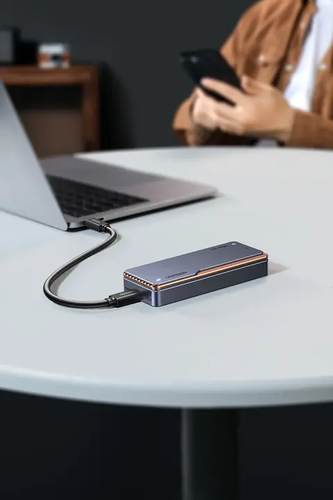 M.2対応ポータブル外付けハードディスクケース【Thunderbolt対応・USB4】