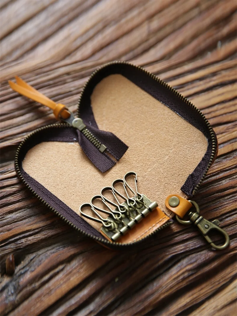 レトロ風ハンドメイド メンズ牛革キーホルダー：おしゃれで実用性のあるエッジなEDCグッズ