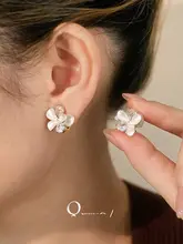 耳に穴をあけずに使用できる花モチーフのイヤリング【高級感・女性用】