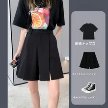 黒のワイドレッグショートパンツ【高腰・Aライン・スリットデザイン】