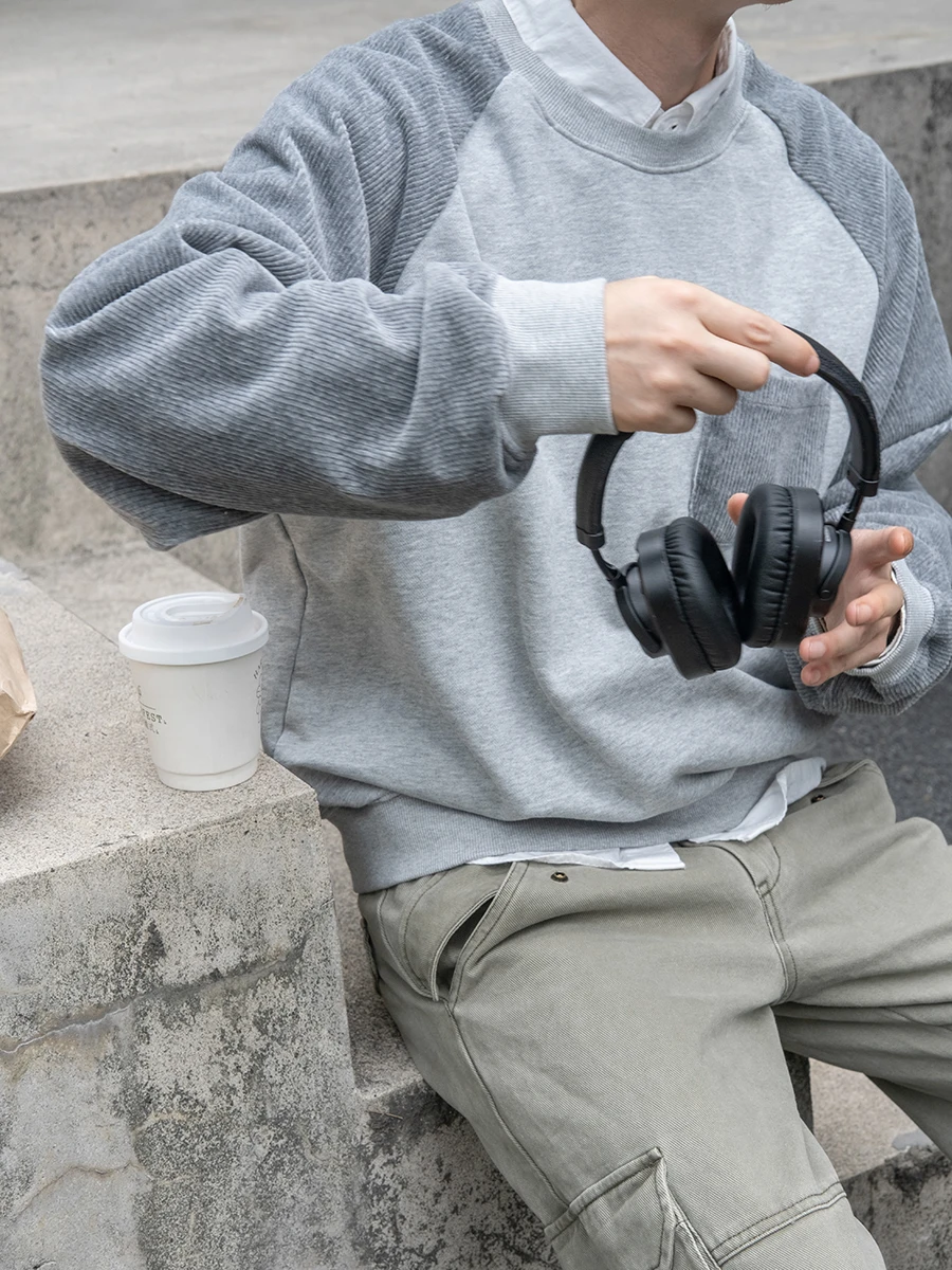 パーカーとスウェット、どちらを選ぶべき？カップルの日常に最適な「ライトコーディングコール天竺スリーブパーカー」の真実を解き明かす