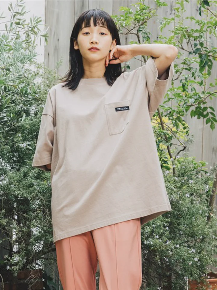 ゆったりとしたデザインのコットン刺繍Tシャツ【ショルダー落ち・無地・半袖】