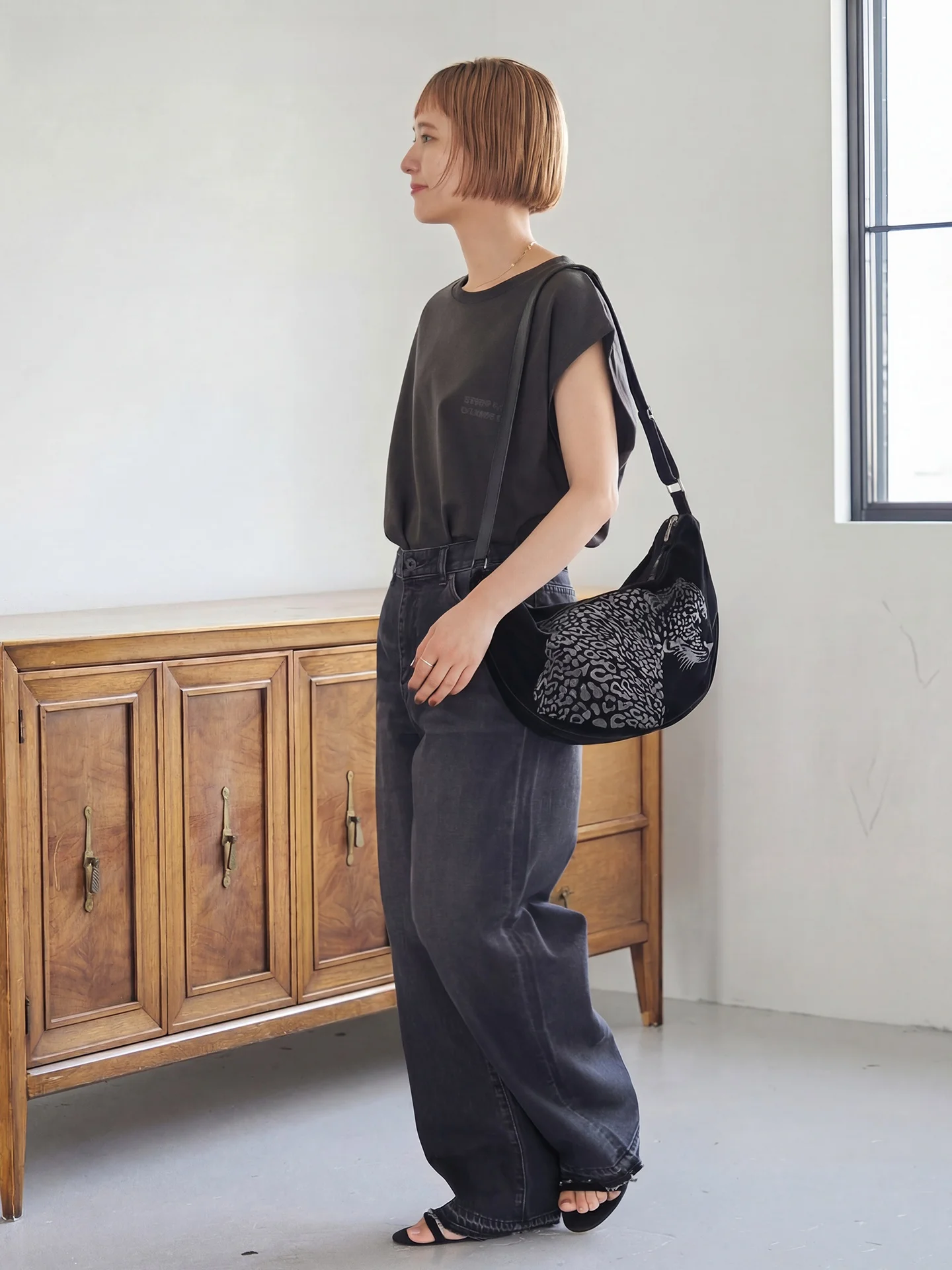 肩掛け刺繍ヒョウ柄ショルダーバッグの正しい掛け方と使い方