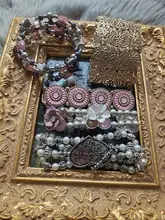 華やかな金色の花モチーフ 薄ピンク調のエラスティックブレスレット【金属製・立体感あるデザイン】