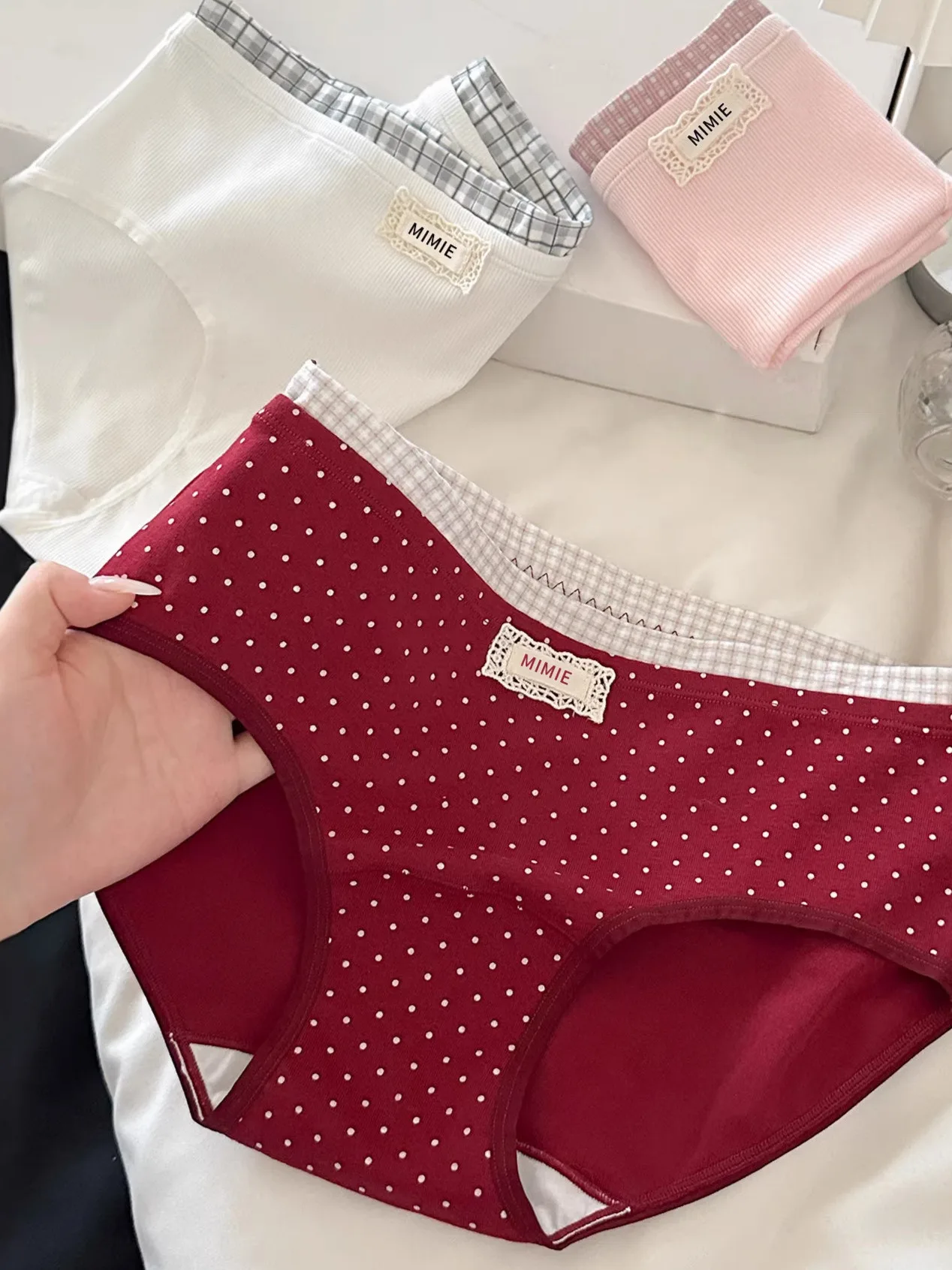 レトロなレースデザインのトライアングルパンツ：通気性と大きいサイズが日常に活きる