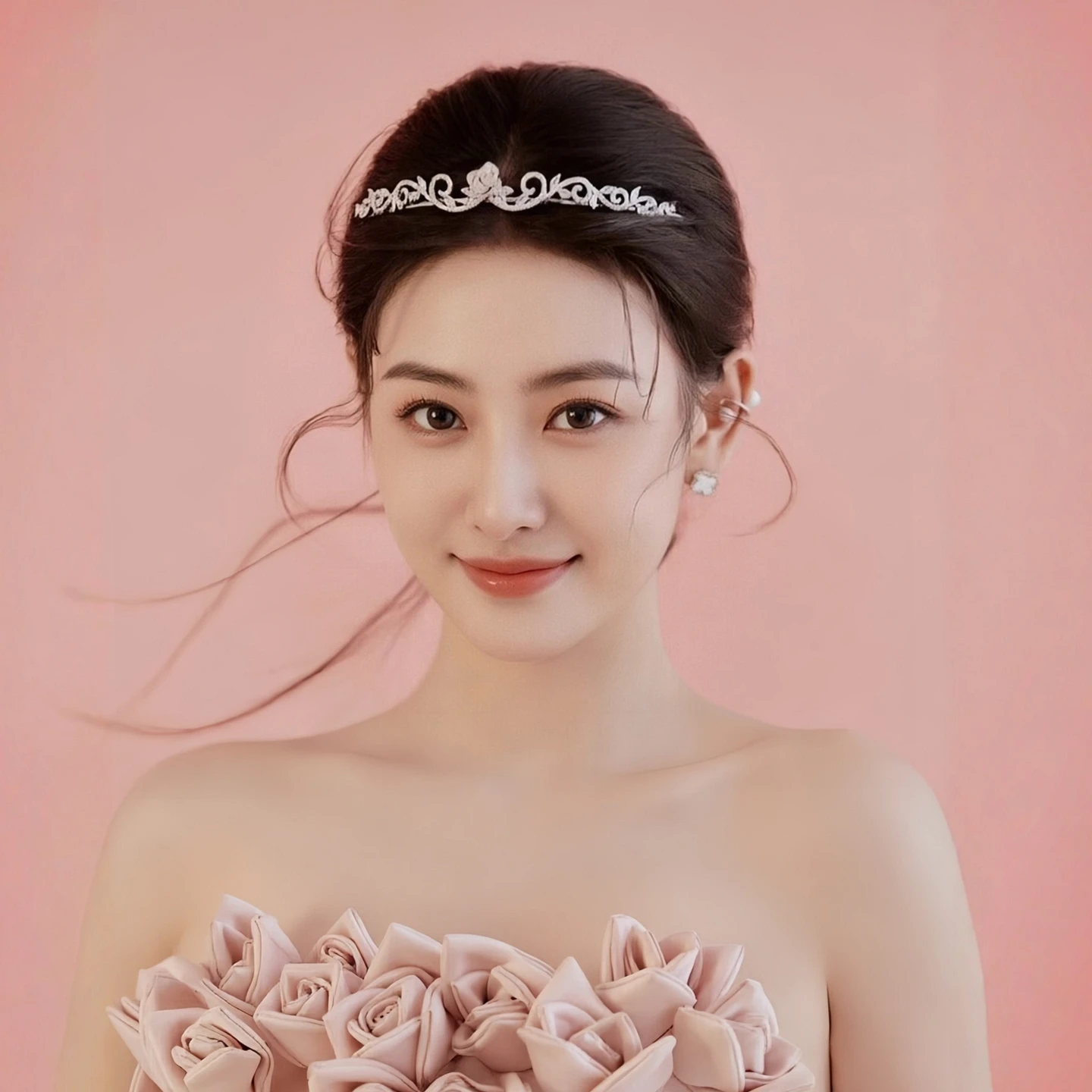 ゴールド ヘッドドレス はどのようなもの？華やかでエレガントなロージー花飾り付きジルコニアクラウンの実際の使い方と特性