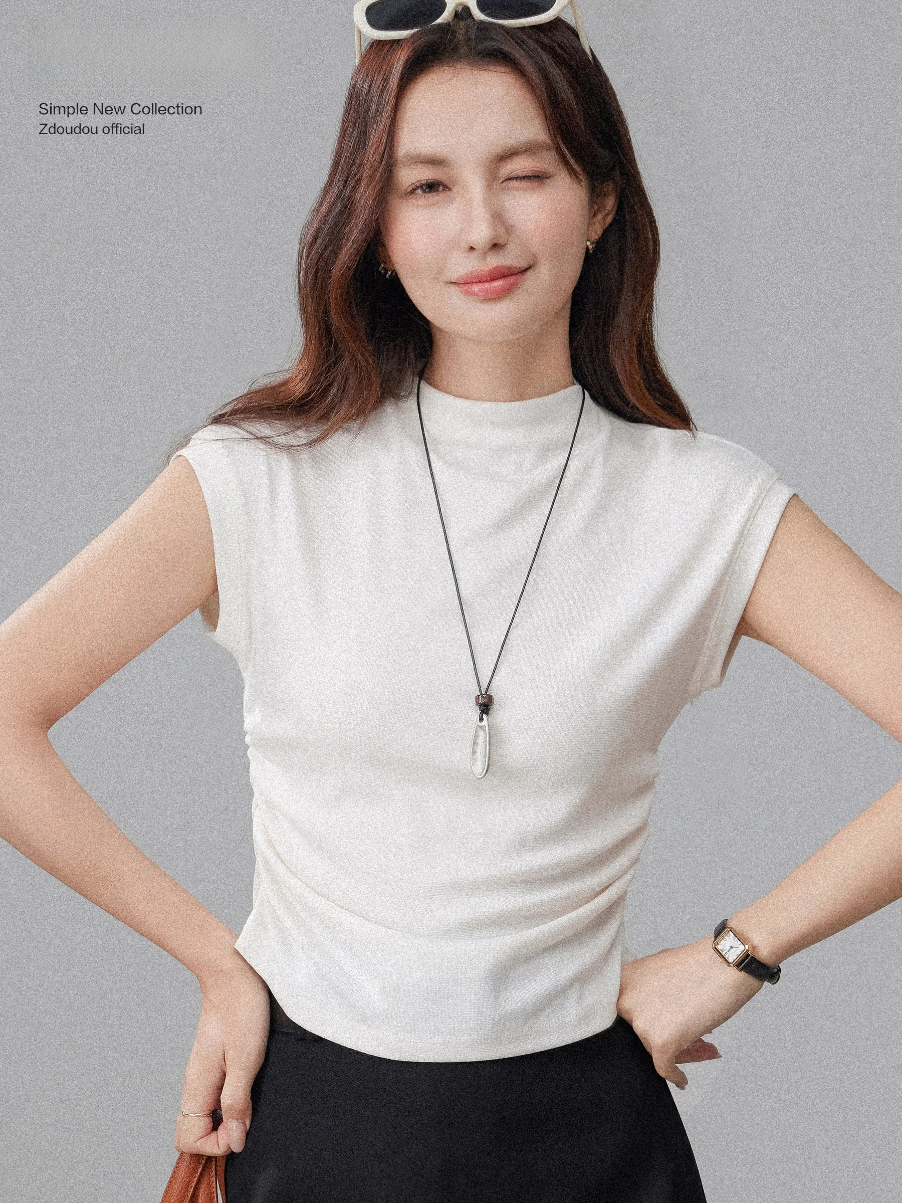 半高ネックショートスリーブTシャツ：20代女性向けのスリムフィットベーシックトップス