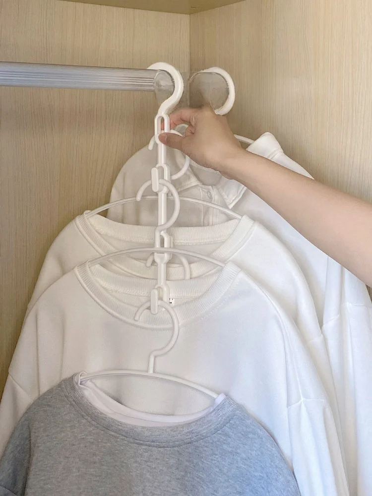 多機能衣類ハンガー：折りたたみ式で効率的な洋服収納を実現