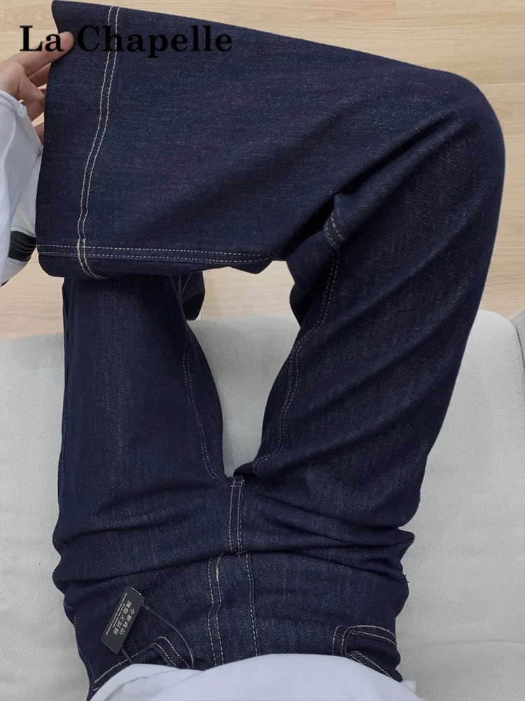 スニーカーとジーンズのバランスを取るには？深いブルーのデニムフレアパンツが解決するリアルな悩み