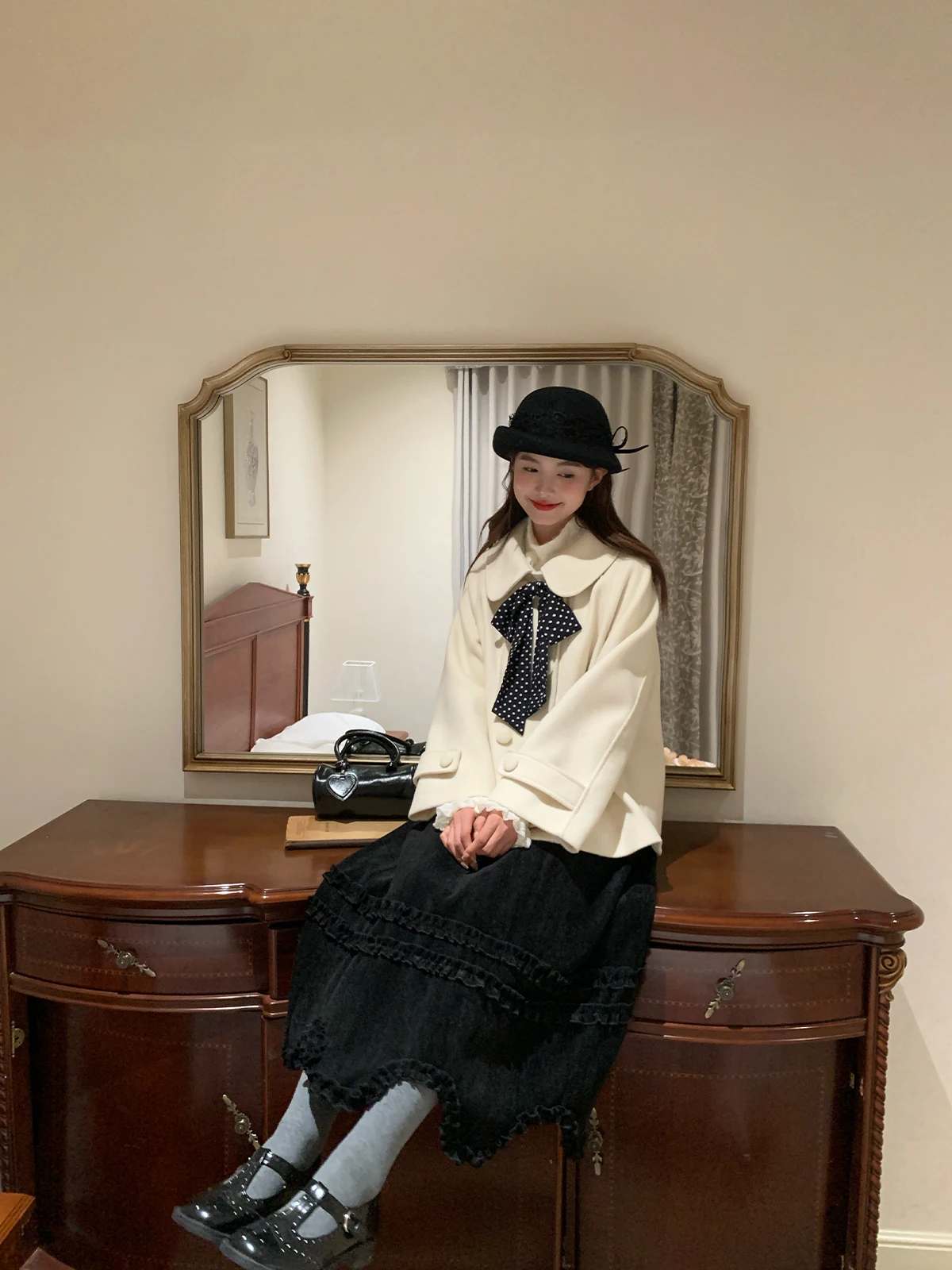 ぬいぐるみ服の冬用コート：小柄向けリボン付きドールカラーウールコートの実用性とデザイン解析