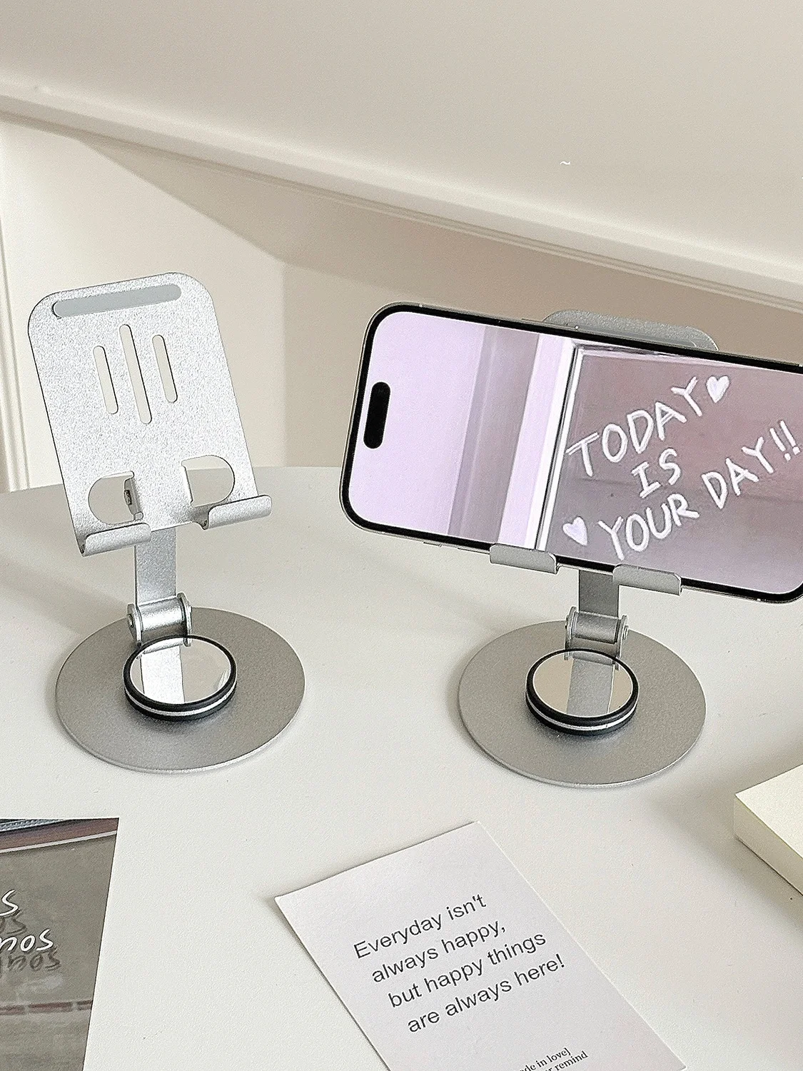 三脚 スマホ と ブラケット スマホ の違いは？シンプルなスタンドが本当の安定をもたらす理由
