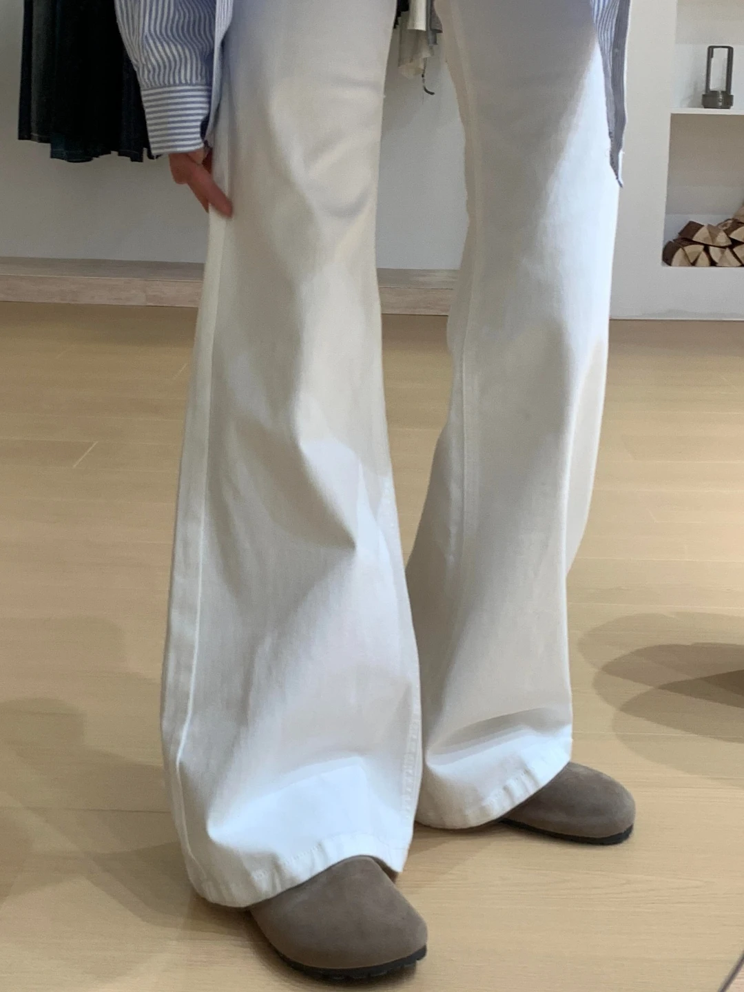 ホワイトのフレアデニムパンツが通勤でもデートでも活躍する理由は？