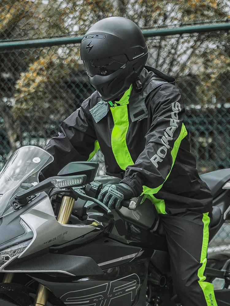 通勤の雨の日、どうやってスタイリングを守る？防水バイクレインコートの選び方
