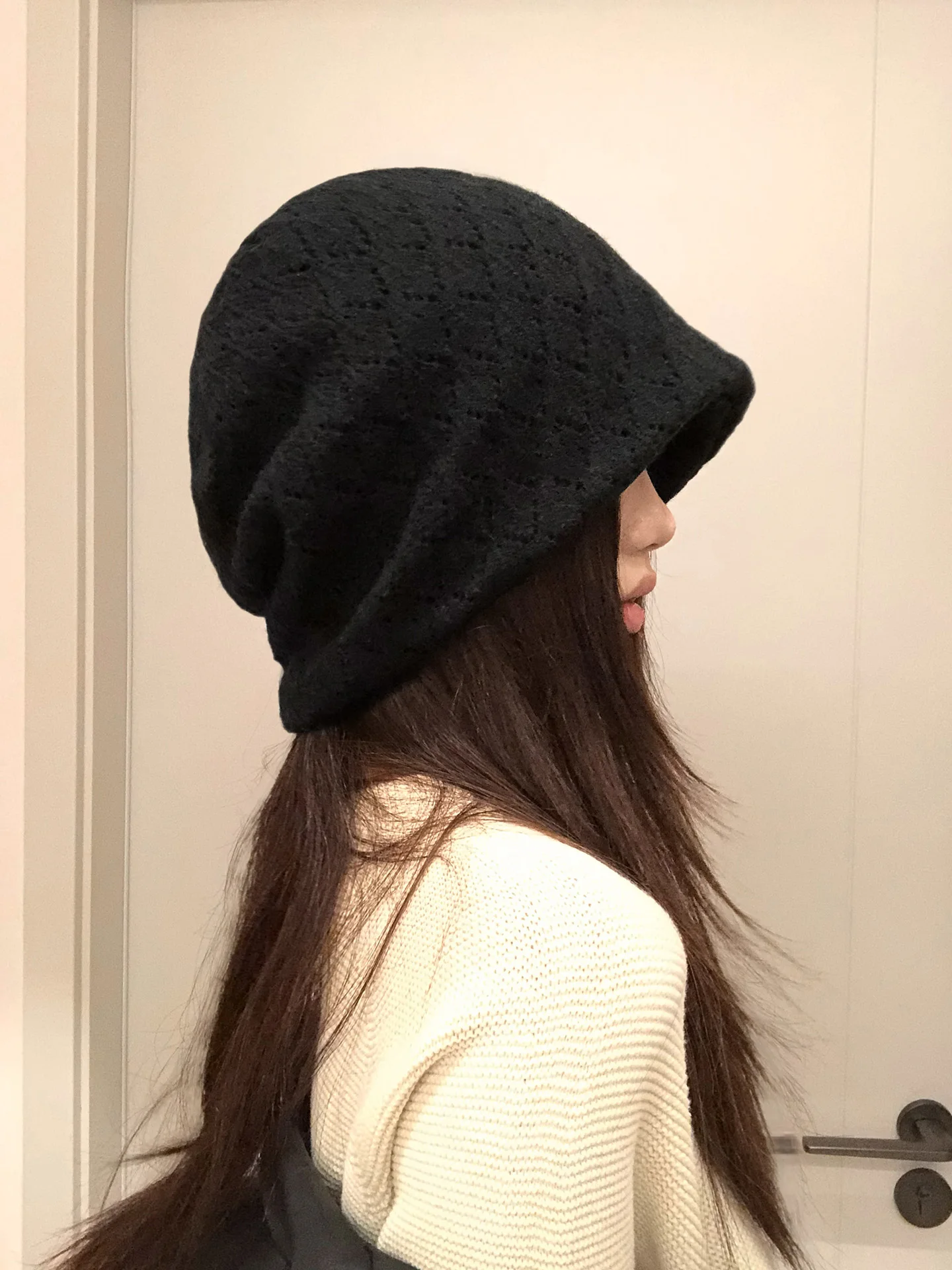 春先に着るニット帽は、本当に必要なのか？