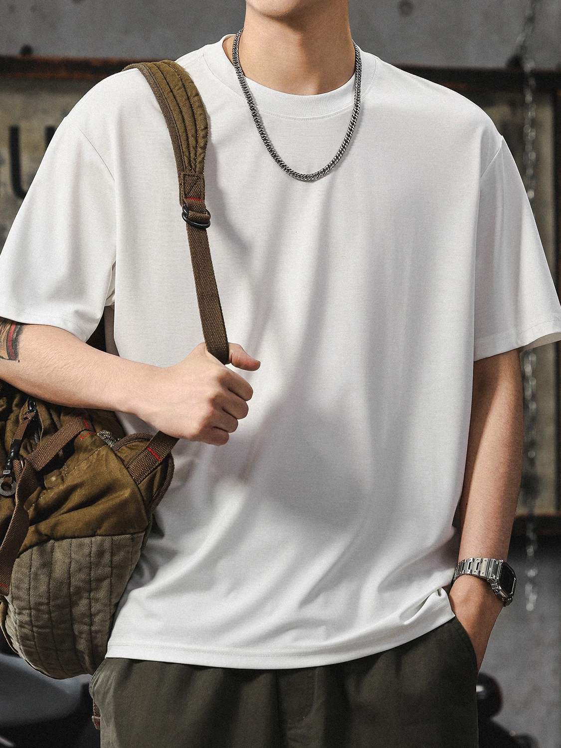 白Tシャツ 似合う 男 にぴったりな5選：なぜシンプルな白が今、男性のファッションを支えているのか？