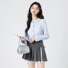 春にぴったり！フリル付きブラウスとプリーツスカートの重ね着スタイル（セットアップ対応）