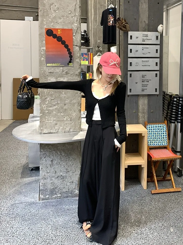 今人気のファッションで失敗しない黒のワイドレッグパンツは？