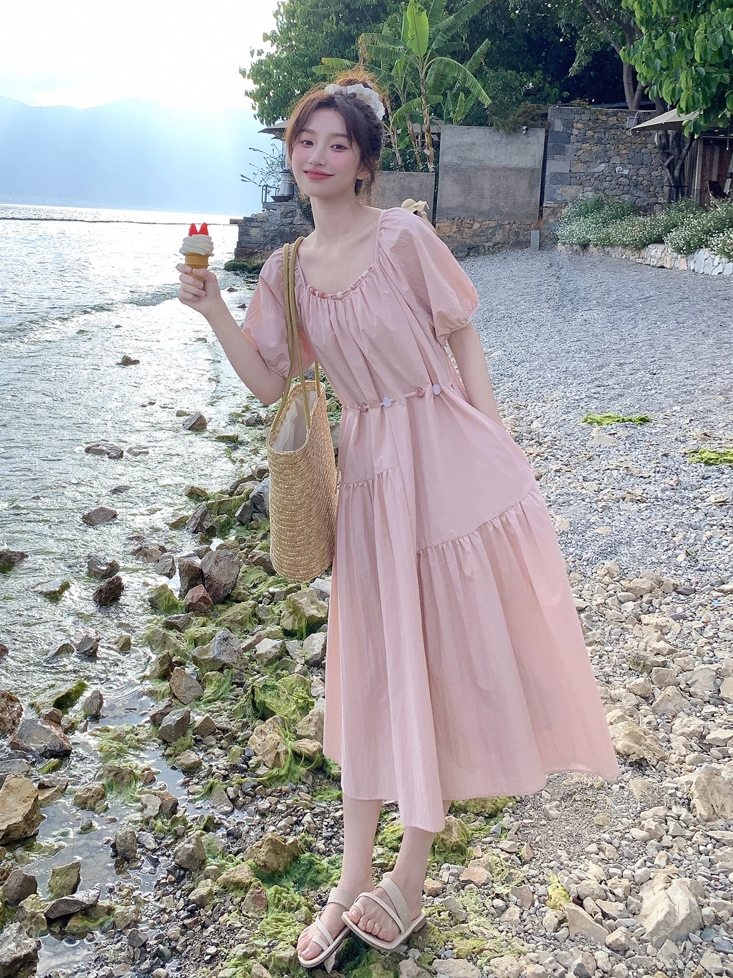 パフスリーブ ワンピース：フレンチスタイルのA字ラインで夏を爽やかに
