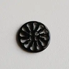 黒塗装の透かしデザイン金属ボタン【花輪形・ショート18mm】