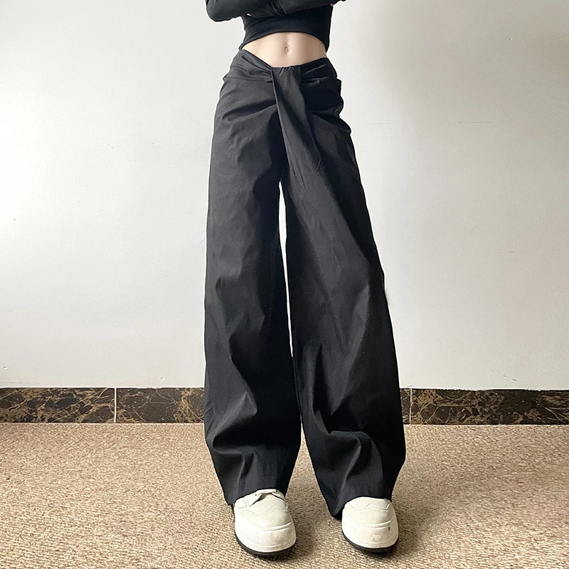 黒ワイドパンツ レディース：不規則プリーツデザインのスリム効果と直筒シルエット