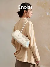 洗練されたデザイン！白色レディースショルダーバッグ【高級感あるバゲットスタイル・夏用】