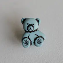 粉色と青の座り姿のテディベアボタン【英国デザイン】
