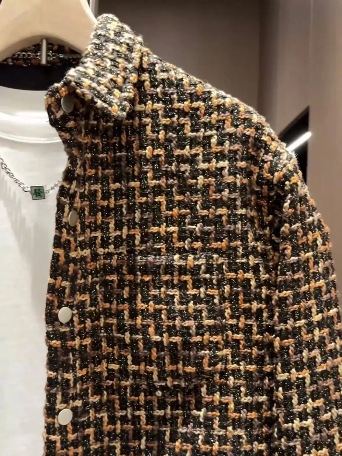 カラー ジャケット どんな色がおすすめ？レトロな編み込みデザインが魅力のジャケット選びのヒント