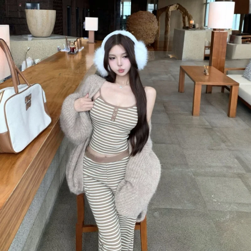 ゆったりとしたストライプのキャミソールインナーとニットカーディガン、感漂うワイドパンツの3点セット（セットアップ対応）