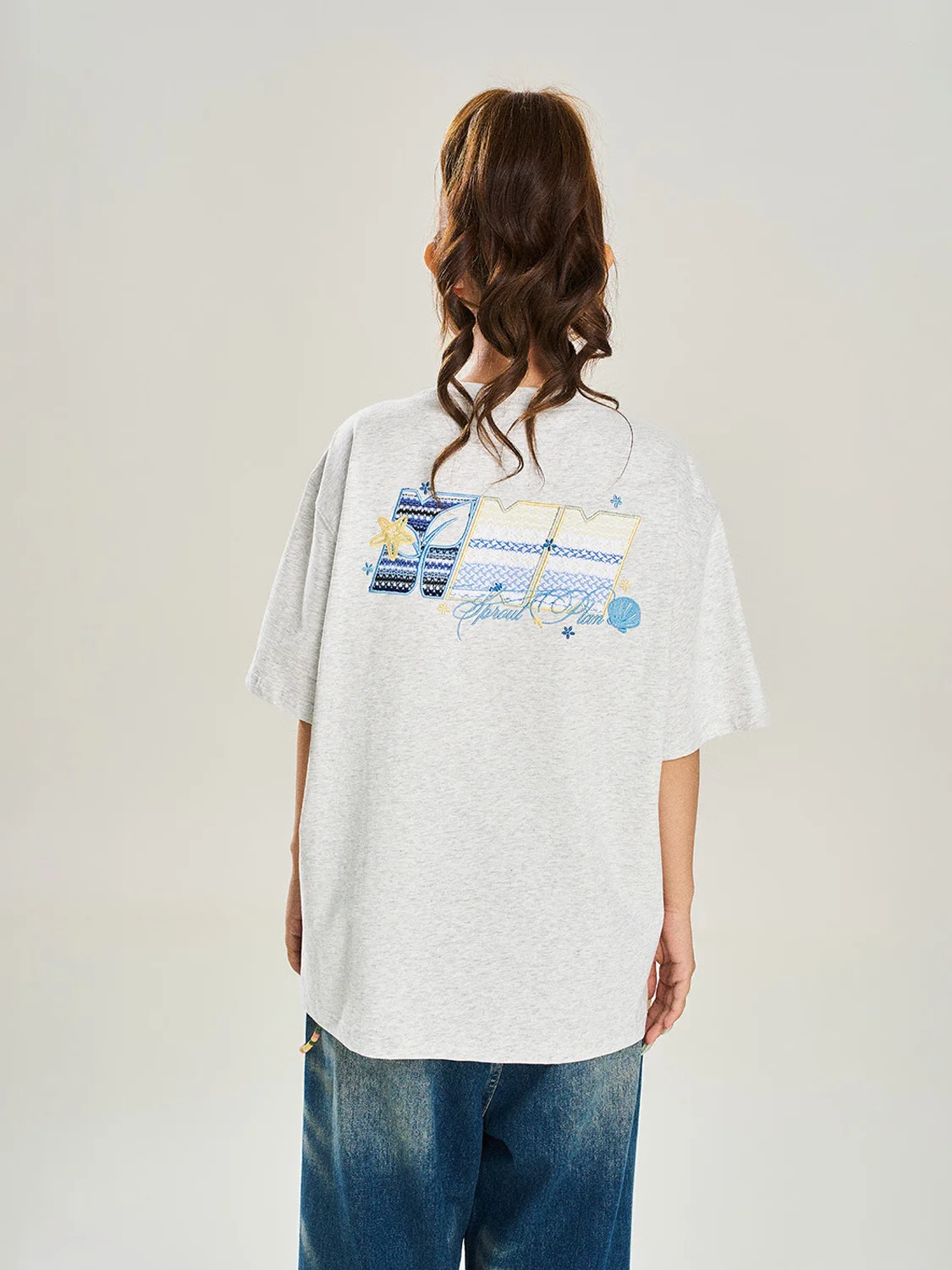星の刺繍と透かしデザインのTシャツ：ユニセックス向けのデザインと機能性を徹底解説